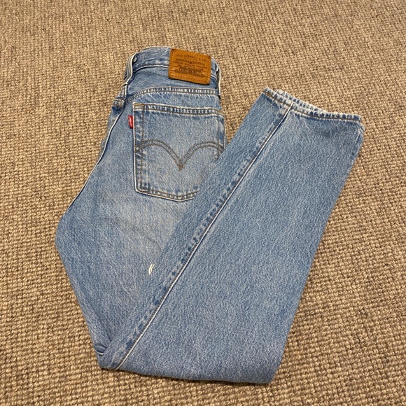 Levi’s Wedgie Straight Fit Size 24 Ripped - Picture 3 of 4